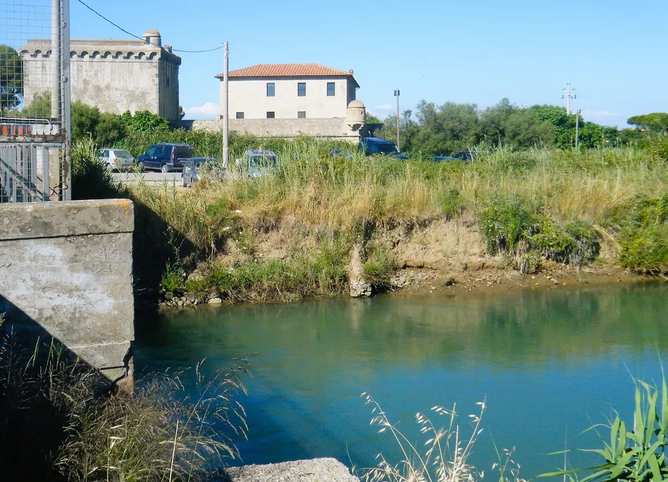 Forte delle Saline Il Forte delle Saline ed il canale che proviene dal fiume Albegna verso la sua foce, Albinia