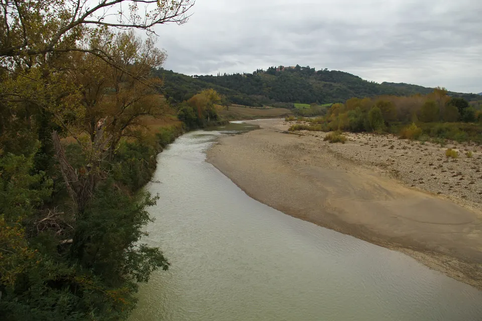 Fiume Ombrone dal ponte della ferrovia Siena - Grosseto nei pressi di Monte Antico