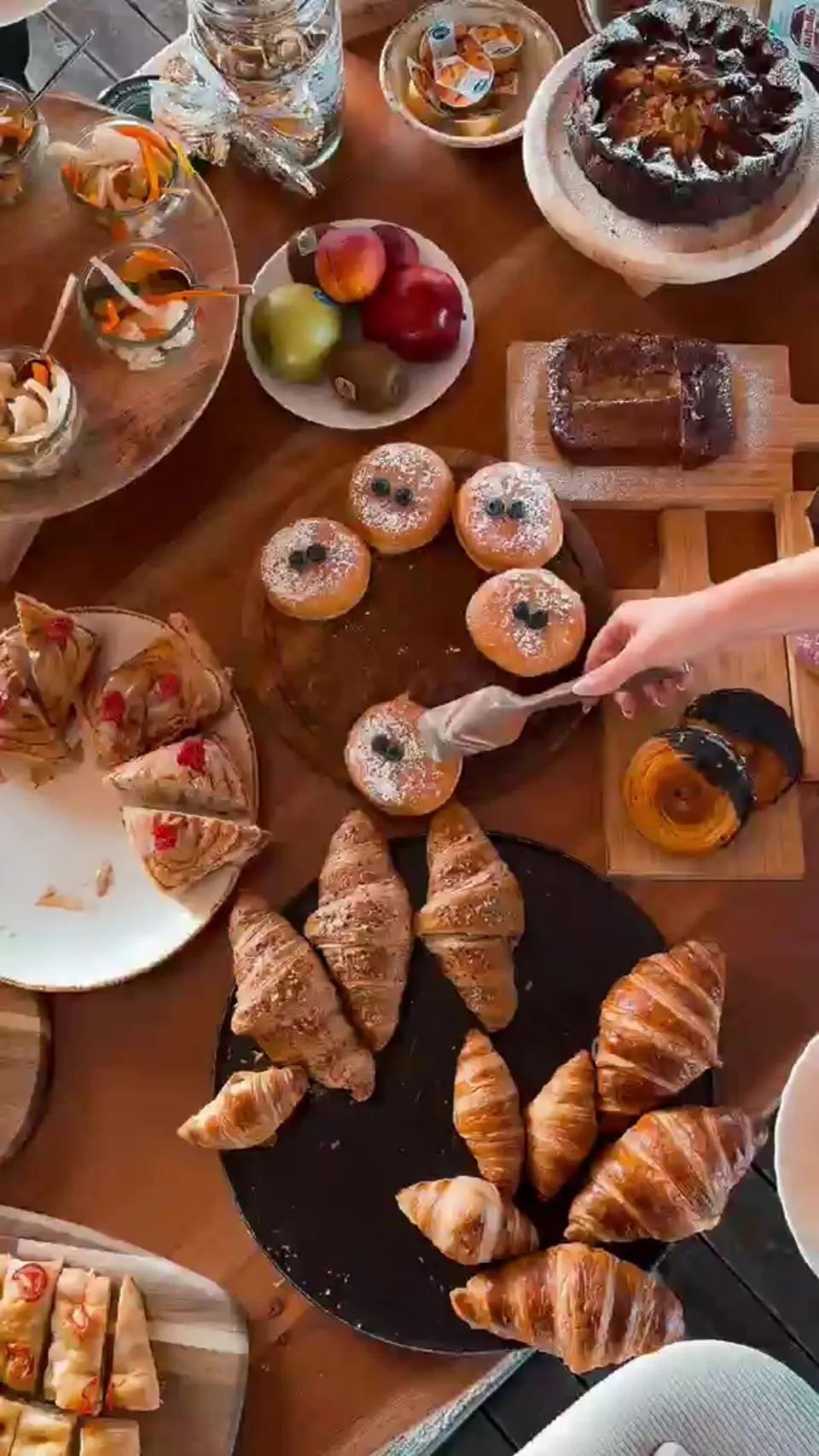 Il banco del brunch di Brasa: croissant, bomboloni, cannoli e cocktail