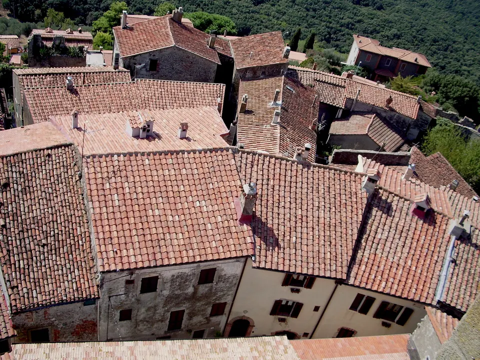 Tetti del centro storico di Capalbio visti dalla torre della Rocca Aldobrandesca