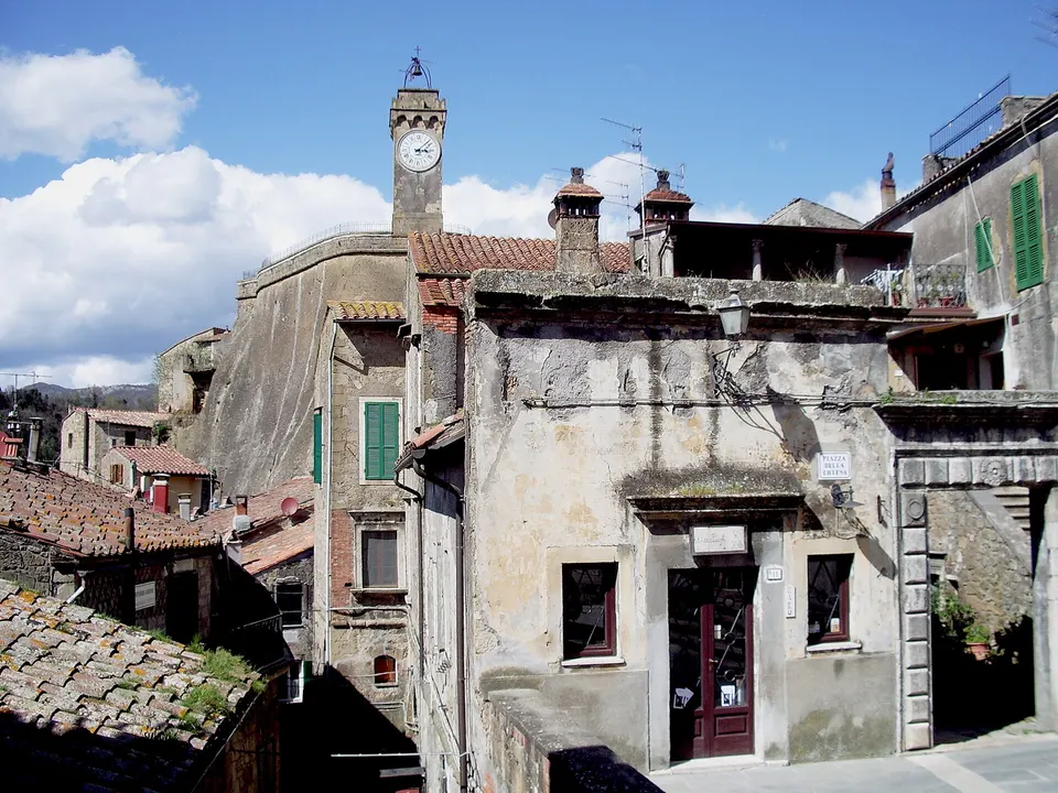 Il Masso Leopoldino e la Torre dell'Orologio di Sorano