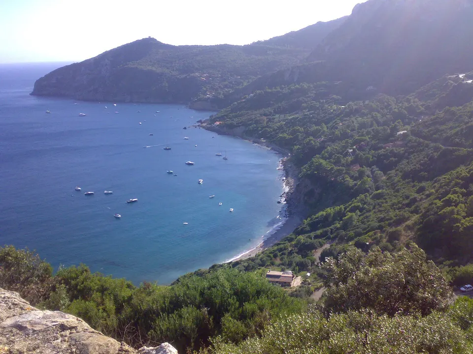 Costa dell'Argentario presso Porto Ercole fino a punta avoltore.