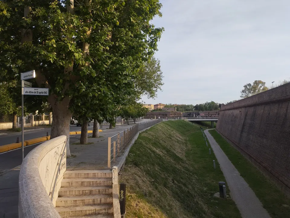 Grosseto, mura medicee, tra viale Porciatti e viale Fossombroni (parco alle vittime del 26 aprile 1943)